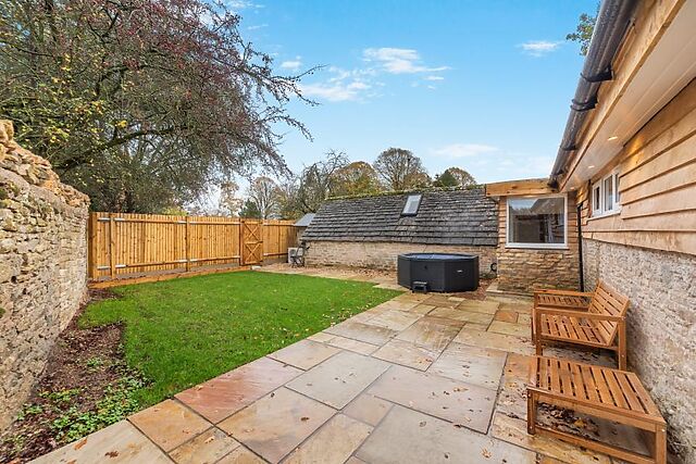 The Cottage At Latton Mill