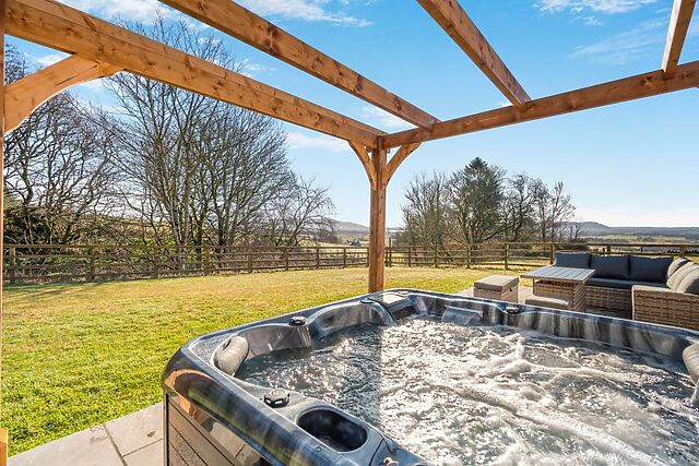4-Bedroom Hot Tub Villa in Milnathort