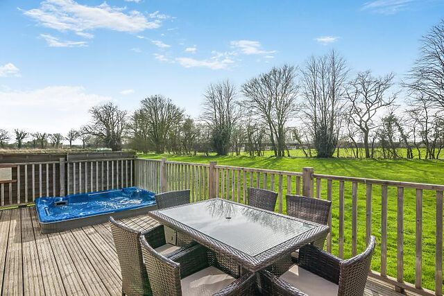 2-Bedroom Hot Tub Lodge near Horham
