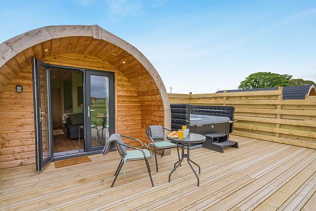 2-Bedroom Cottage with Hot Tub in Blair Drummond