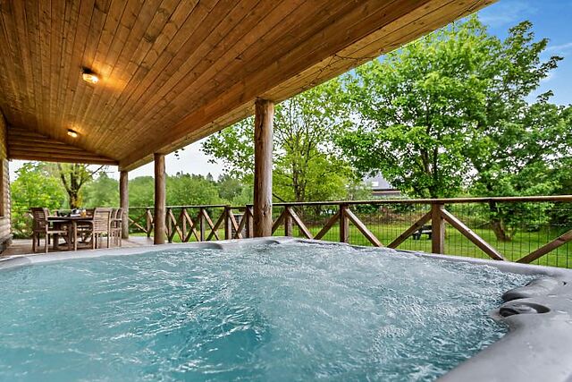 Lakeside Hot Tub Hideaway