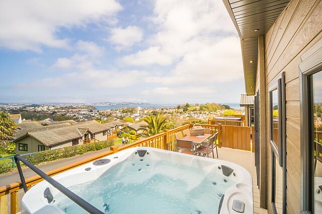 Collection Cine 6 Hot Tub Lodge