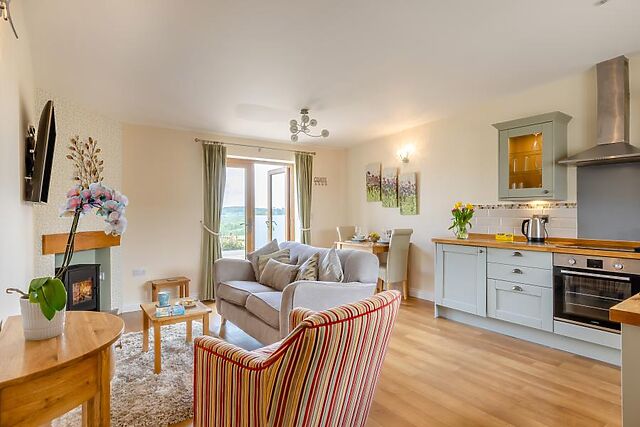 1-Bedroom Hot Tub Cottage in Dalwood
