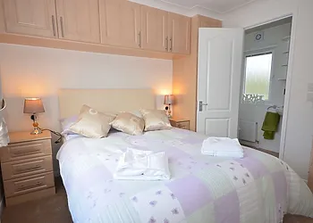 Double bedroom with en-suite shower room