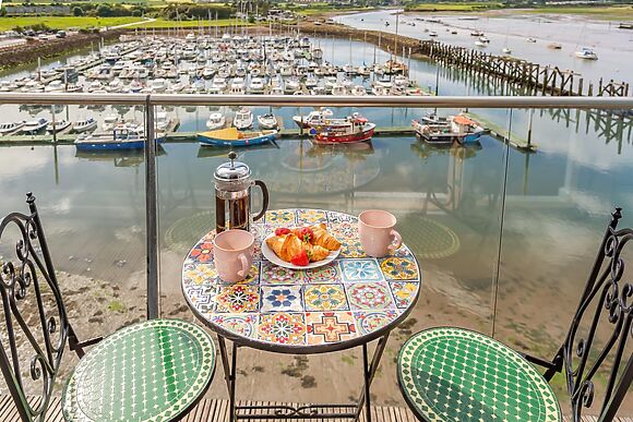 3-Bedroom Apartment with Balcony in Amble