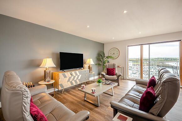 3-Bedroom Apartment with Balcony in Amble