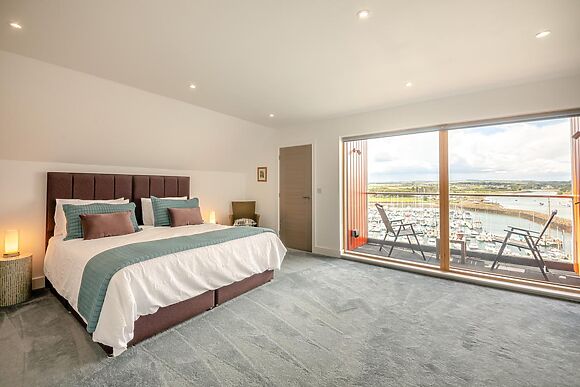 3-Bedroom Apartment with Balcony in Amble