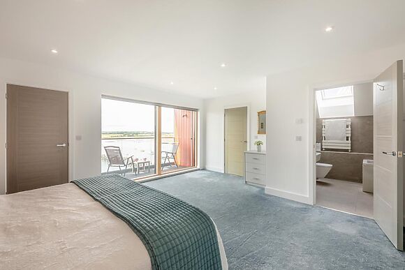 3-Bedroom Apartment with Balcony in Amble