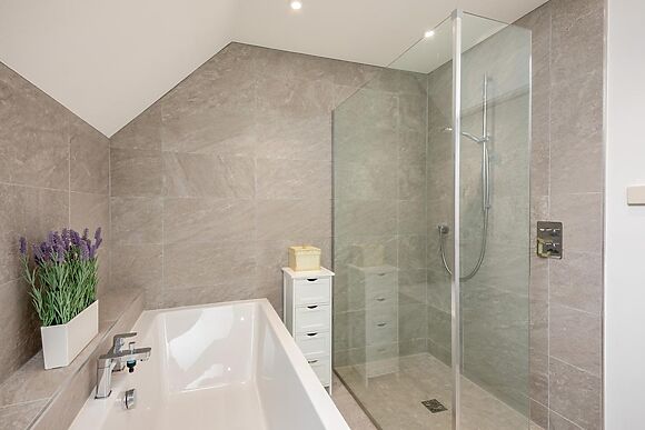 3-Bedroom Apartment with Balcony in Amble