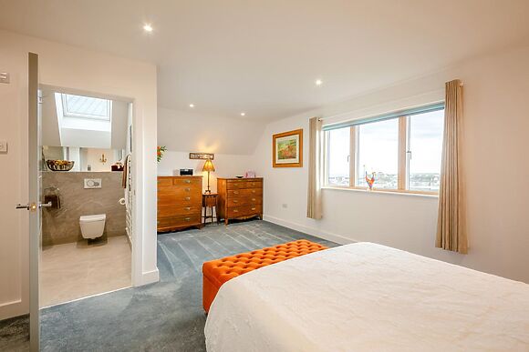 3-Bedroom Apartment with Balcony in Amble