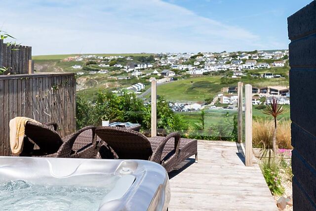 2-Bedroom Hot Tub Lodge in Mawgan Porth