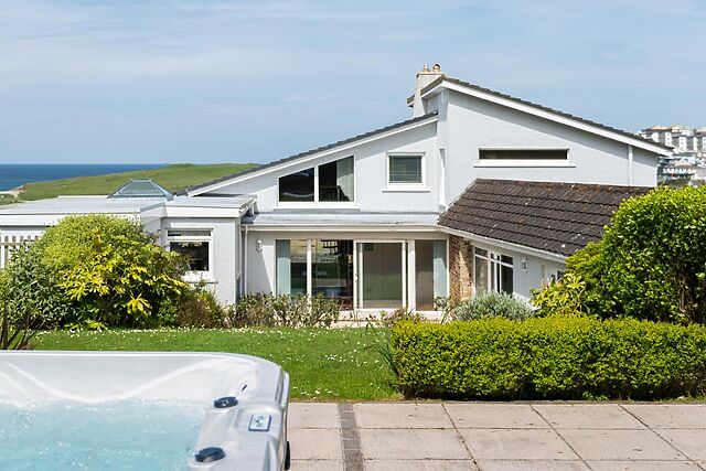 6-Bedroom Hot Tub Cottage in Porth