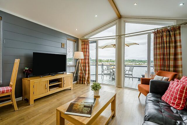 2-Bedroom Lodge with Hot Tub in Bredon