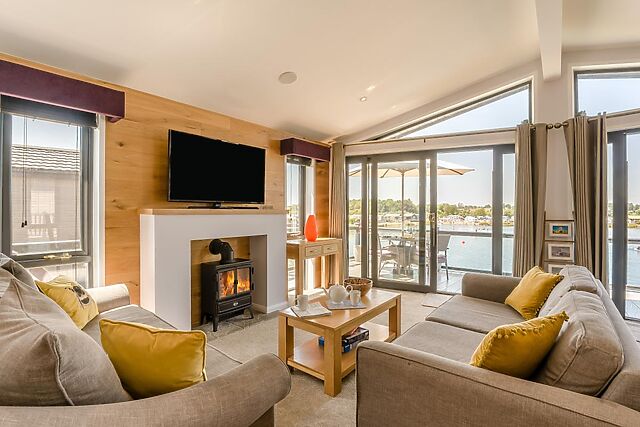 2-Bedroom Hot Tub Lodge near Tewkesbury
