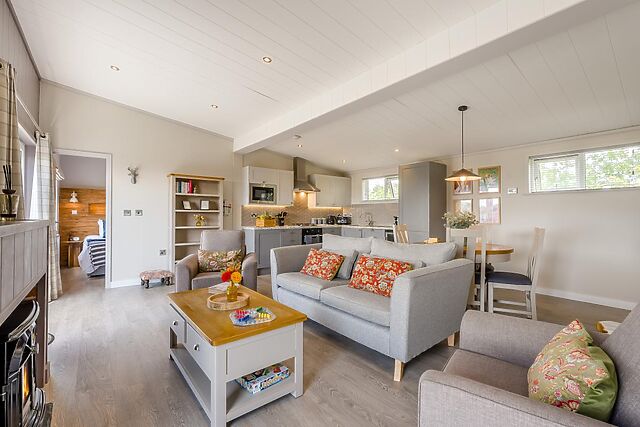 2-Bedroom Lodge with Hot Tub near Bushley