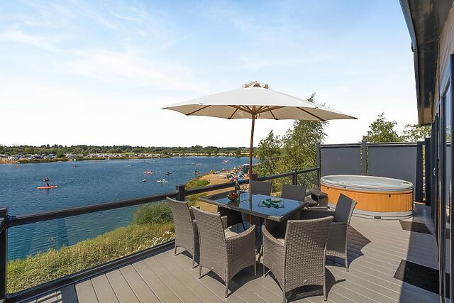 3-Bedroom Hot Tub Lodge near Twyning