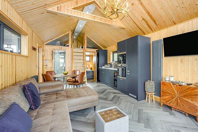 2-Bedroom Hot Tub Cabin in Bredon