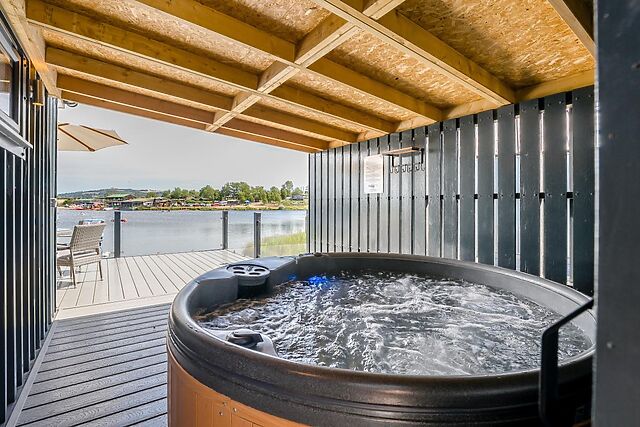 2-Bedroom Cabin with Hot Tub in Bredon