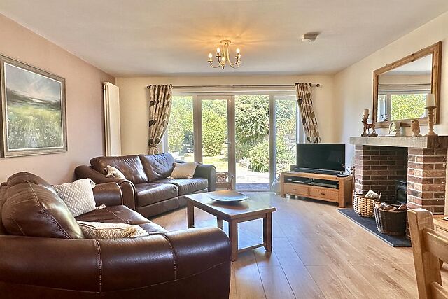 3-Bedroom Cottage with Hot Tub in Braunton