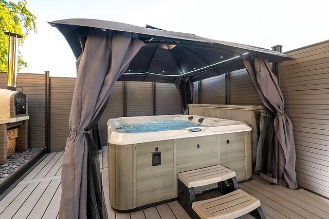 9-Bedroom Hot Tub House in Mealsgate