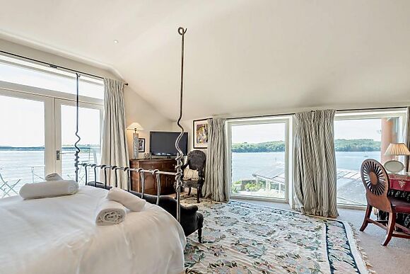 Curlew Waterside Retreat