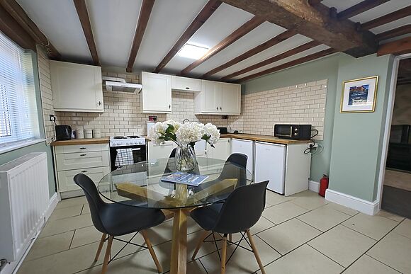 2-Bedroom Cottage with Log Burner in Ashbourne