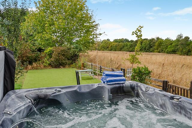 6-Bedroom Hot Tub Manor in Merton