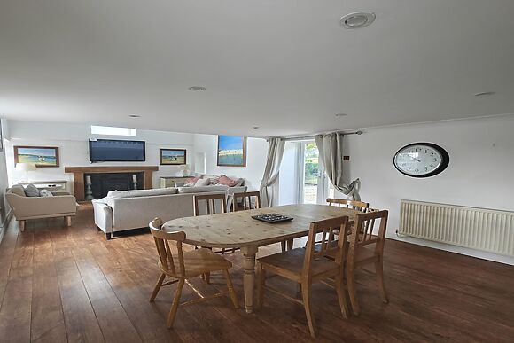 4-Bedroom House in Llanelli