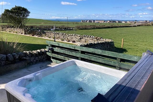 4-Bedroom Hot Tub Farmhouse in Port William