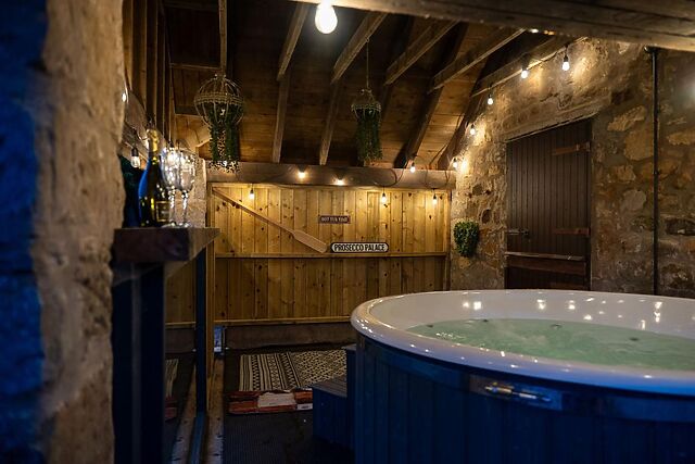 4-Bedroom Hot Tub Cottage in Torrance