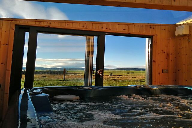 Dog-Friendly 1-Bedroom Hot Tub Cottage in Newmill