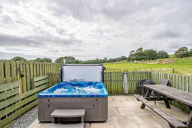 3-Bedroom Hot Tub Cottage in Auchenlarie