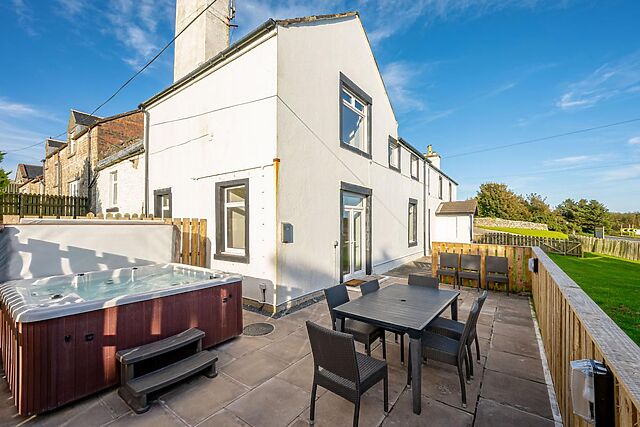 5-Bedroom Hot Tub Farmhouse in Auchenlarie