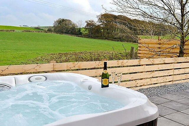 1-Bedroom Hot Tub Cottage with Log Burner in Gatehouse of Fleet