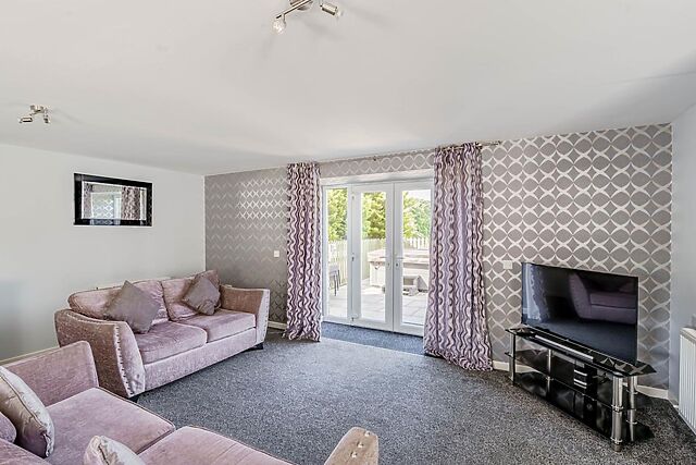 3-Bedroom Cottage with Hot Tub in Auchenlarie
