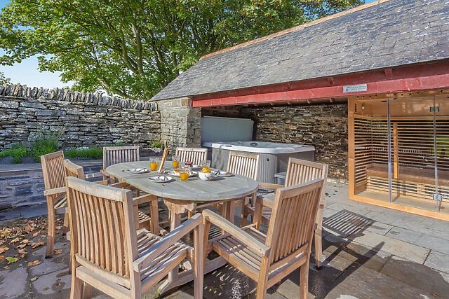 5-Bedroom Hot Tub Farmhouse in Wick