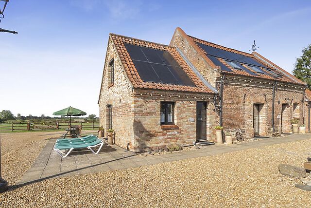 3-Bedroom Barn with Hot Tub in King's Lynn