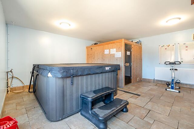 3-Bedroom Hot Tub Barn with Log Burner in King's Lynn