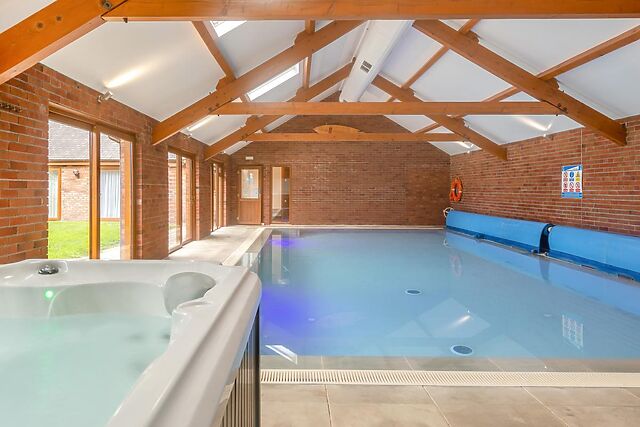 7-Bedroom House with Hot Tub in Bideford
