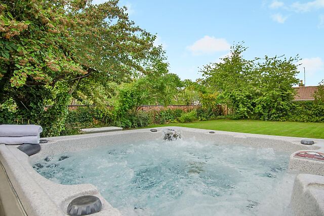 8-Bedroom Hot Tub Villa in Cheltenham