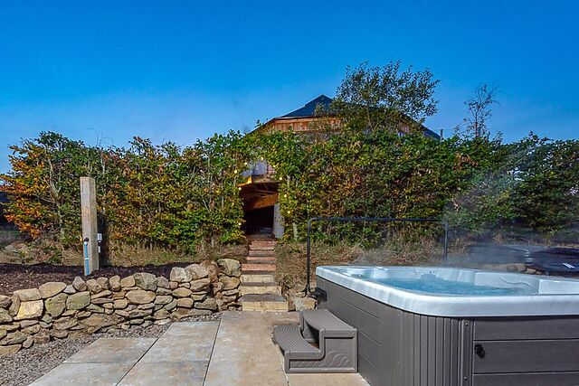 1-Bedroom Treehouse with Hot Tub in Glenshee