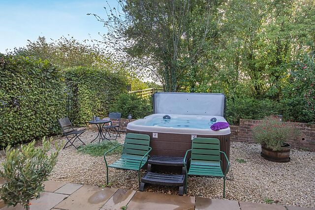 2-Bedroom Hot Tub Barn in Cotford St Luke