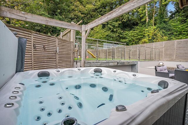 4-Bedroom Hot Tub House in Mumbles