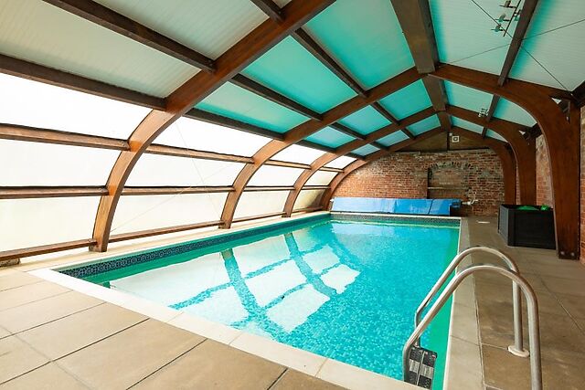 6-Bedroom Hot Tub Manor in Caistor