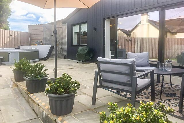 Dog-Friendly 2-Bedroom Hot Tub Cottage in Marhamchurch
