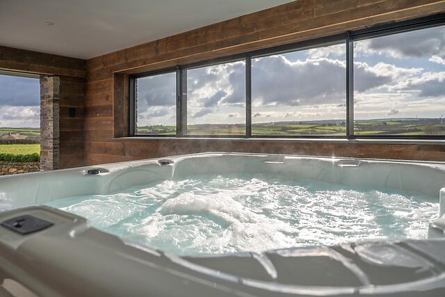 5-Bedroom Hot Tub Cottage in Padstow