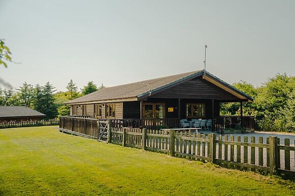 Clovelly Lakes Falcon Lodge Twelve