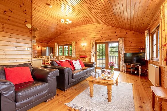 Clovelly Lakes Falcon Lodge Twelve