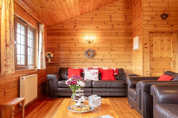 Clovelly Lakes Falcon Lodge Twelve