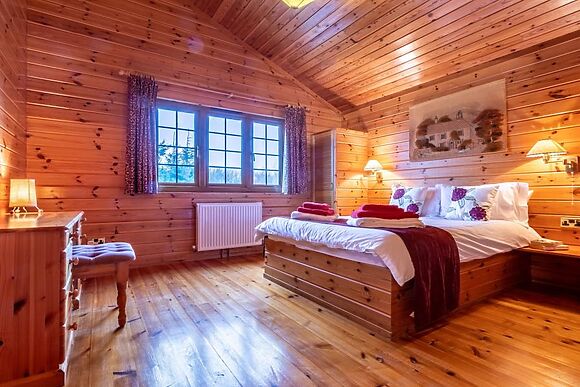 Clovelly Lakes Falcon Lodge Twelve